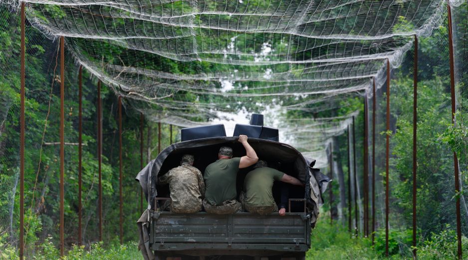 Una unidad de infantería viaja protegida por una malla, elemento clave para prevenir el ataque de drones con explosivos. EFE/M. Tymchenko