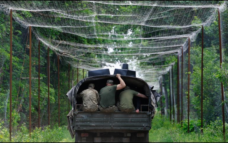 Una unidad de infantería viaja protegida por una malla, elemento clave para prevenir el ataque de drones con explosivos. EFE/M. Tymchenko