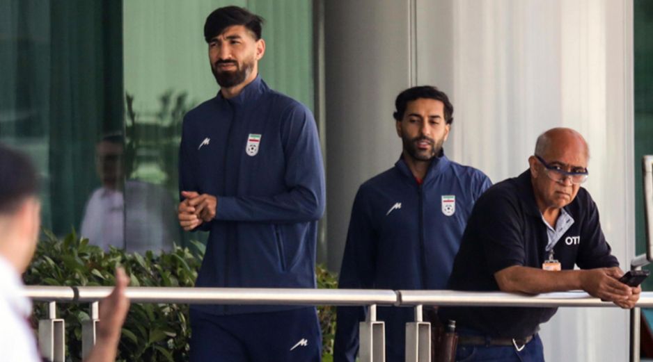 Jugadores de Irán salen del hotel de concentración este miércoles, en Tijuana. La selección de Irán se ha visto forzada a instalar su campamento base en Tijuana, ante las restricciones impuestas por Washington, que sólo ha dado visas a una parte de la delegación del equipo iraní. EFE/ J. Terríquez