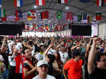 Aficionados disfrutan el partido de Japón contra Países Bajos en el Public Viewing de Zapopan. EL INFORMADOR / J. ACOSTA