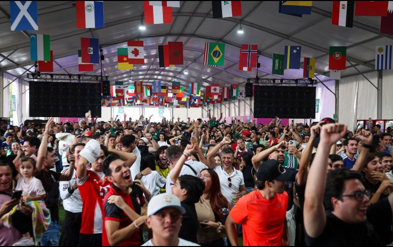 Aficionados disfrutan el partido de Japón contra Países Bajos en el Public Viewing de Zapopan. EL INFORMADOR / J. ACOSTA