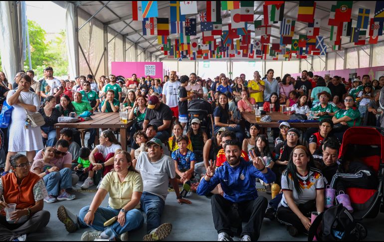 Aficionados disfrutan el partido de Japón contra Países Bajos en el Public Viewing de Zapopan. EL INFORMADOR / J. ACOSTA