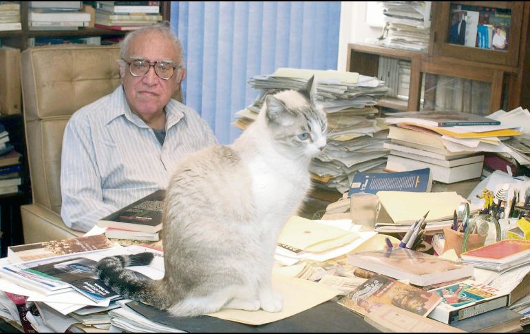 El escritor y ensayista mexicano Carlos Monsiváis fue amante de los gatos. AFP