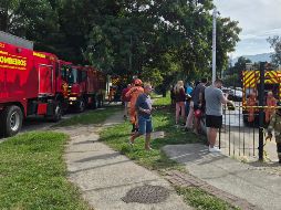 Fotografía que muestra bomberos recorriendo la zona donde ocurrió el accidente de dos helicópteros que colisionaron en el barrio Recreio dos Bandeirantes, en Río de Janeiro, Brasil. EFE/ R. Durco