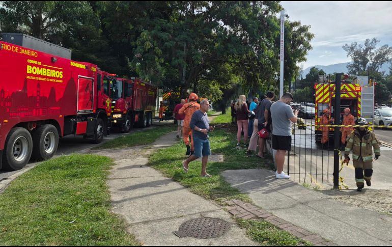 Fotografía que muestra bomberos recorriendo la zona donde ocurrió el accidente de dos helicópteros que colisionaron en el barrio Recreio dos Bandeirantes, en Río de Janeiro, Brasil. EFE/ R. Durco