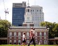 Varias personas pasan frente al Independence Hall en el Parque Histórico Nacional de la Independencia en Filadelfia, el 25 de agosto de 2016. AP/M. Rourke