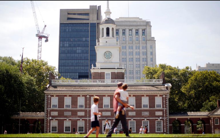 Varias personas pasan frente al Independence Hall en el Parque Histórico Nacional de la Independencia en Filadelfia, el 25 de agosto de 2016. AP/M. Rourke