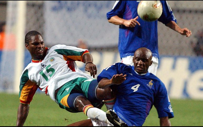 Fotografía de archivo del 31 de mayo de 2002 en la que se observa al centrocampista senegalés Salif Diao al disputar el balón con el también centrocampista el francés Patrick Vieira durante el partido inaugural de la Copa del Mundo de la FIFA Corea-Japón 2002 en Seúl, Corea del Sur. EFE/L. Tejido