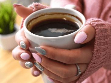 Mientras algunos aseguran notar una diferencia al retrasar su primera taza de café, otros continúan consumiéndolo apenas despiertan sin percibir efectos negativos. CANVA