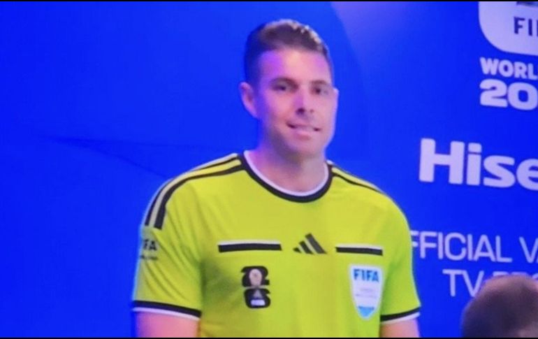 No estaba claro si Shaun Evans, que trabajaba en su segundo Mundial consecutivo y en su primer partido en esta edición, estaba haciendo un gesto político o una broma de un juego infantil. ESPECIAL / Captura de pantalla