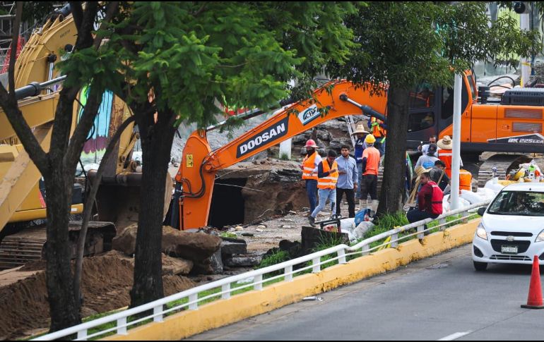 El SIAPA detectó que dos líneas de agua potable colapsaron en el punto, por lo que se cerraron las válvulas para evitar el derrame de agua y permitir las labores. EL INFORMADOR/ J. Acosta