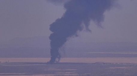 Captura de video tomado de la página oficial de ALERTCalifornia que muestra una columna de humo que dejó el accidente de un bombardero este lunes. EFE/UC San Diego-ALERTCalifornia