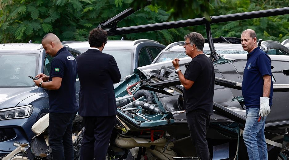 Técnicos del Centro de Investigación y Prevención de Accidentes Aeronáuticos de la Fuerza Aérea Brasileña inspeccionan este lunes uno de los helicópteros accidentados en Río de Janeiro. EFE/A. Coehlo