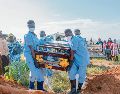 Autoridades sanitarias han enfurecido las normas para la convivencia e incluso los entierros en el Congo, para evitar en la medida de lo posible el avance del virus. AFP