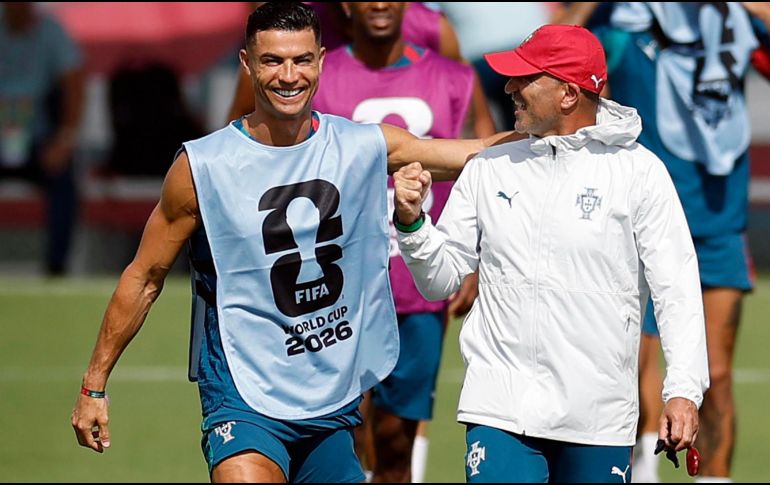 El seleccionador de Portugal, Roberto Martínez, y el jugador Cristiano Ronaldo, durante el entrenamiento de la selección de Portugal este martes en Palm Springs, Florida.- EFE/ A. Estévez