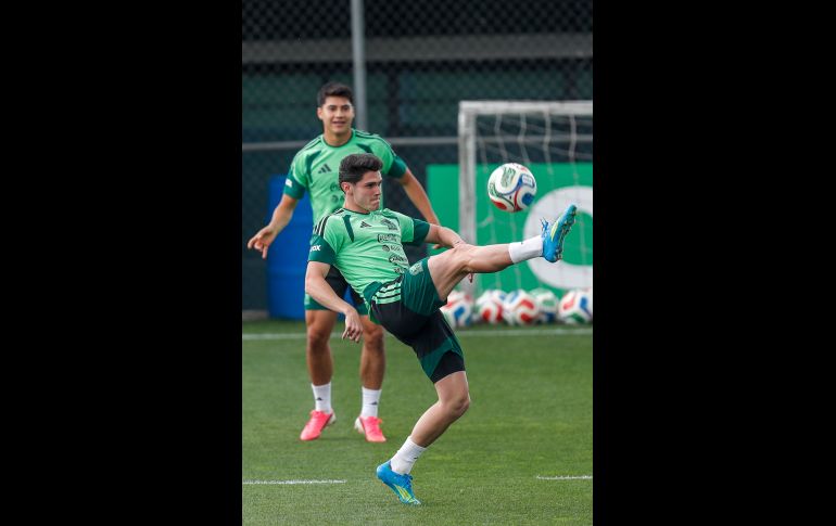 El defensa Israel Reyes durante el entrenamiento de la selección nacional de Mexico este martes. EFE/ Isaac Esquivel