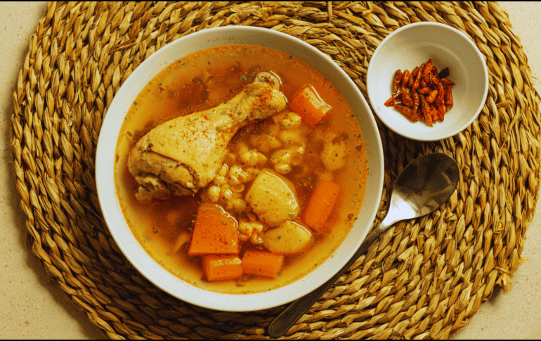 El caldo de pollo ha sido considerado durante generaciones como el remedio casero por excelencia. ESPECIAL / CANVA