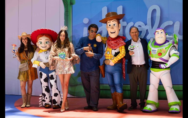 Alfombra roja de la película Toy Story 5, acompañada de los actores del doblaje en español, en la plaza comercial Mitikah. SUN/H. Salvador