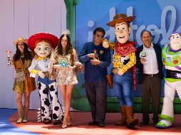 Alfombra roja de la película Toy Story 5, acompañada de los actores del doblaje en español, en la plaza comercial Mitikah. SUN/H. Salvador