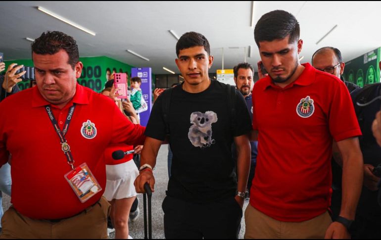 Alrededor de las cuatro de la tarde, el tapatío cruzó las puertas de llegadas del aeropuerto, donde fue recibido por personal del club. EL INFORMADOR/ J. ACOSTA.