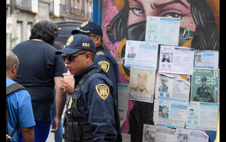 Las vallas que rodean al Zócalo capitalino están llenas de mensajes y fichas de búsqueda. SUN/S. Cadena