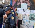 Las vallas que rodean al Zócalo capitalino están llenas de mensajes y fichas de búsqueda. SUN/S. Cadena