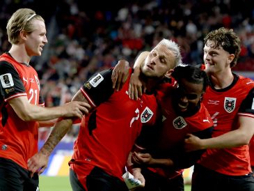 Marko Arnautovic recibe felicitaciones tras anotar el penalti que puso números definitivos al marcador. EFE/B. Fanjoy