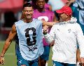Cristiano Ronaldo y el DT Roberto Martínez durante el entrenamiento de la selección de Portugal en Palm Springs. EFE/A. Estévez