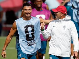 Cristiano Ronaldo y el DT Roberto Martínez durante el entrenamiento de la selección de Portugal en Palm Springs. EFE/A. Estévez