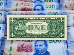 En las ventanillas de los principales bancos comerciales, la divisa norteamericana se ofrece a la venta en un rango cercano a los 17.60 pesos. La compra se ubica alrededor de los 16.61 pesos. ESPECIAL / CANVA
