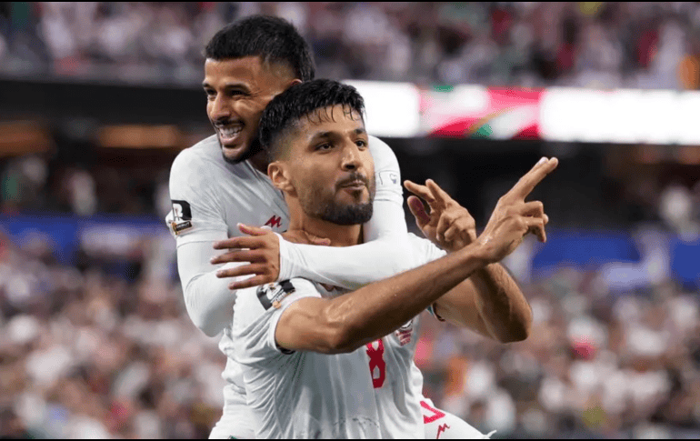 La acción ocurrió tras el segundo gol iraní, anotado por Mohammad Mohebi, quien celebró imitando disparos al aire.  AP/ARCHIVO