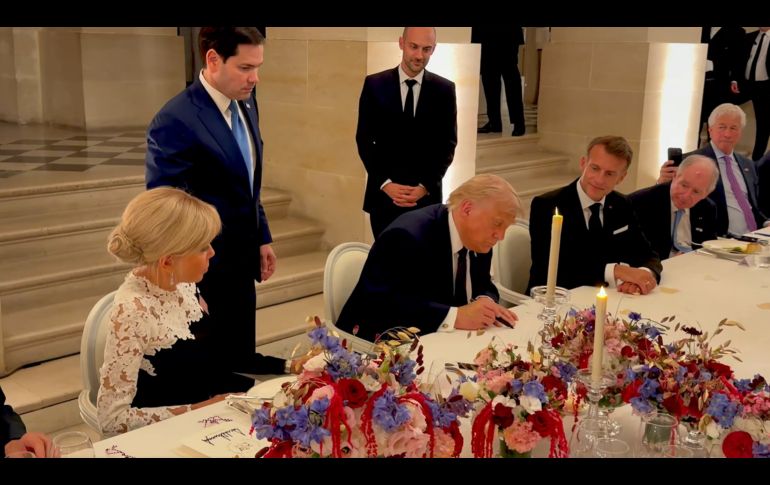 Trump realizó la firma al lado de su homólogo francés, Emmanel Macron, quien reaccionó con aplausos. EFE/@Scavino47