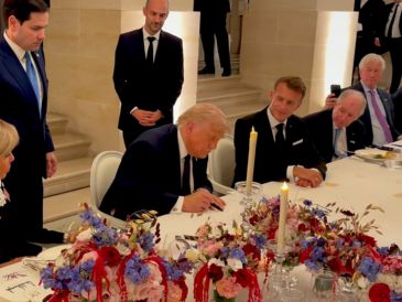 Trump realizó la firma al lado de su homólogo francés, Emmanel Macron, quien reaccionó con aplausos. EFE/@Scavino47