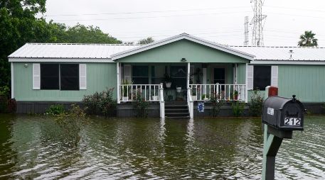 Varias viviendas rodeadas de agua tras el paso de la tormenta tropical 