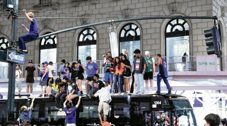 Aficionados celebraron  la victoria en las Finales en Times Square. AFP