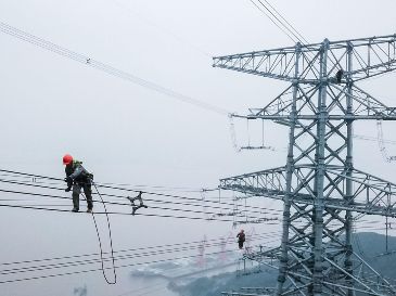 El WEF dijo que la investigación apunta a una "creciente desconexión" entre la inversión y la transición, que disminuyó por primera vez en más de una década. XINHUA/ARCHIVO