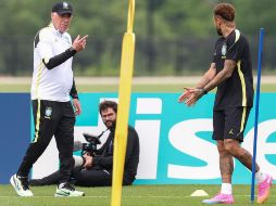 Carlo Ancelotti y Neymar durante un entrenamiento el pasado miércoles en el centro de entrenamiento Columbia Park, como parte del Mundial de la FIFA 2026 en Morristown, New Jersey. EFE/ S. Moreira