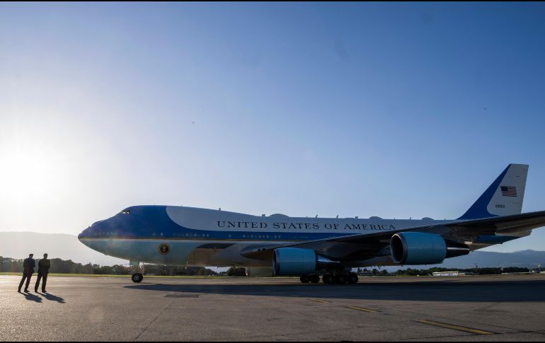 Trump defiende el uso del avión catarí al considerar que permitirá ahorrar recursos, mientras sus críticos cuestionan la donación de la familia real. EFE/ARCHIVO