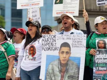 Como parte de su acción, las madres y familias buscadoras repartieron folletos y destacaron su labor a través de un megáfono. SUN/ARCHIVO