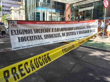 Maestros pertenecientes al CNTE toman las instalaciones de Reforma 265, dónde se encuentran oficinas de Afore Metlife. SUN/L. Camacho