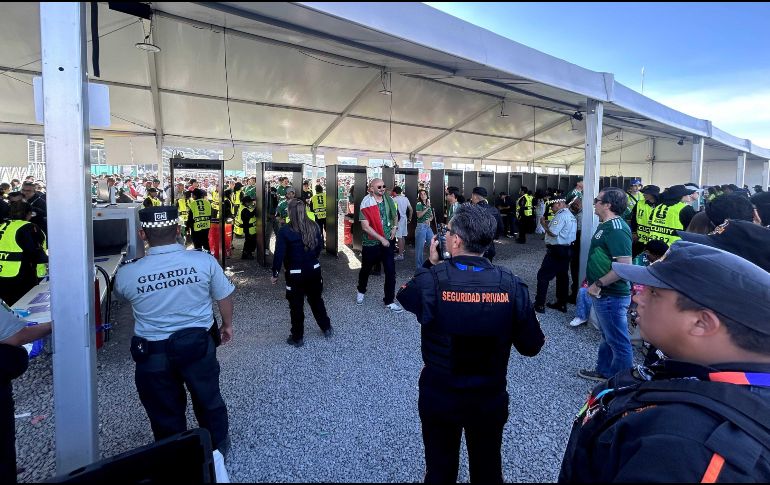Autoridades recomiendan a los aficionados irse lo más ligero posibles para agilizar la entrada al recinto. EL INFORMADOR / L. ASCANIO