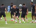 Jugadores de Estados Unidos en entrenamiento para el juego contra Australia. EFE/O. Alonso