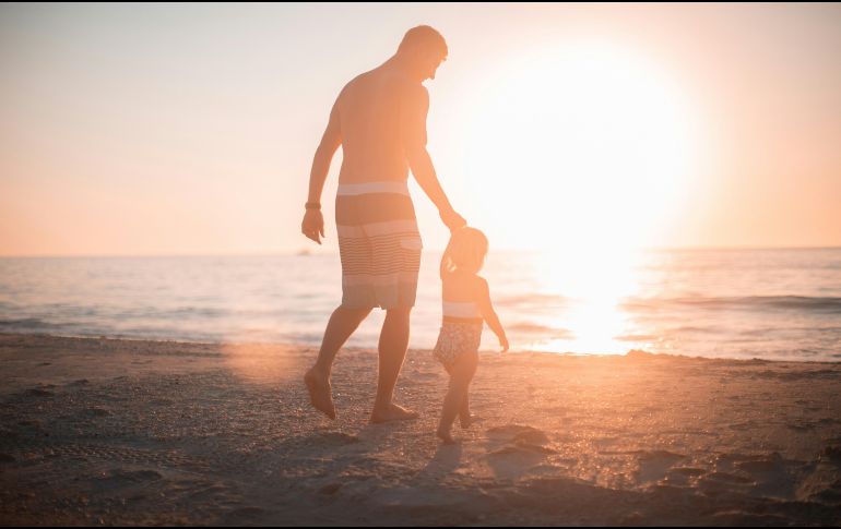 Los datos revelaron que los padres que se toman varios meses de baja parental tienen menos riesgo de desarrollar síntomas depresivos durante los primeros años de vida de sus hijos. Unsplash