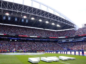 Los equipos escuchan los himnos nacionales antes del inicio del partido de la fase de grupos de la Copa Mundial de la FIFA 2026 entre Bélgica y Egipto, en Seattle, EU, el 15 de junio de 2026. EFE/S. BRASHEAR