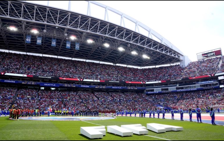 Los equipos escuchan los himnos nacionales antes del inicio del partido de la fase de grupos de la Copa Mundial de la FIFA 2026 entre Bélgica y Egipto, en Seattle, EU, el 15 de junio de 2026. EFE/S. BRASHEAR