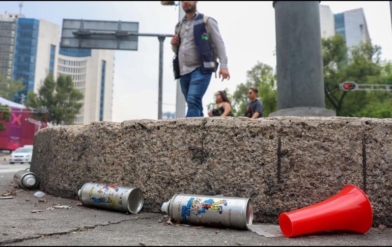 ersonal de limpieza da mantenimiento en Paseo de la Reforma luego de la basura acumulada que dejó ayer los festejos por el triunfo de la selección mexicana. SUN/ L. Camacho