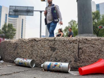 ersonal de limpieza da mantenimiento en Paseo de la Reforma luego de la basura acumulada que dejó ayer los festejos por el triunfo de la selección mexicana. SUN/ L. Camacho