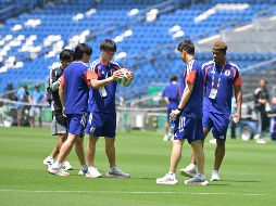 Los integrantes de la selección japonesa de futbol inspeccionan el terreno de juego del estadio de Monterrey, este viernes. EFE/M. Sierra