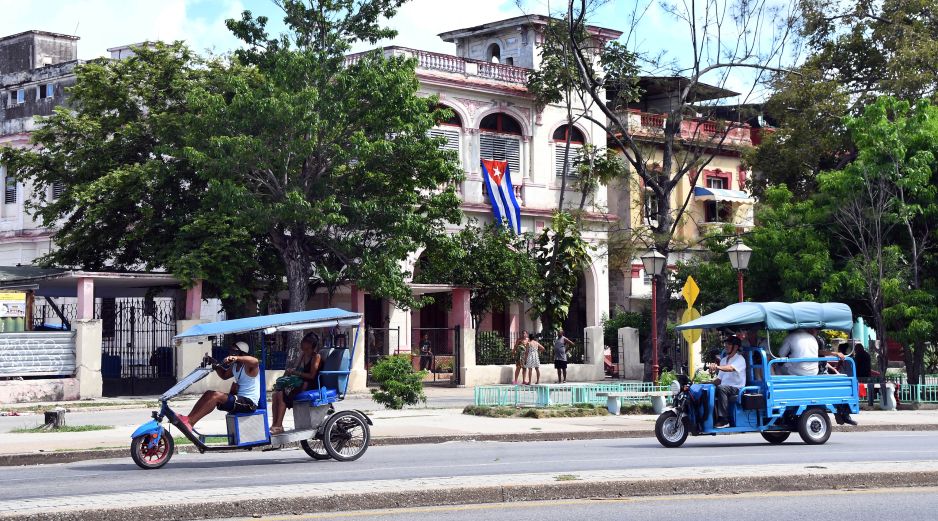 Imagen del 18 de junio de 2026 de pasajeros viajando a bordo de triciclos eléctricos por una avenida en La Habana, Cuba. XINHUA/J. Hernández