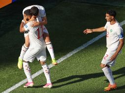 El marroquí Ismael Saibari (11) es felicitado por sus compañeros después de anotar el primer gol de su equipo ante Escocia. AP/M. Stockwell